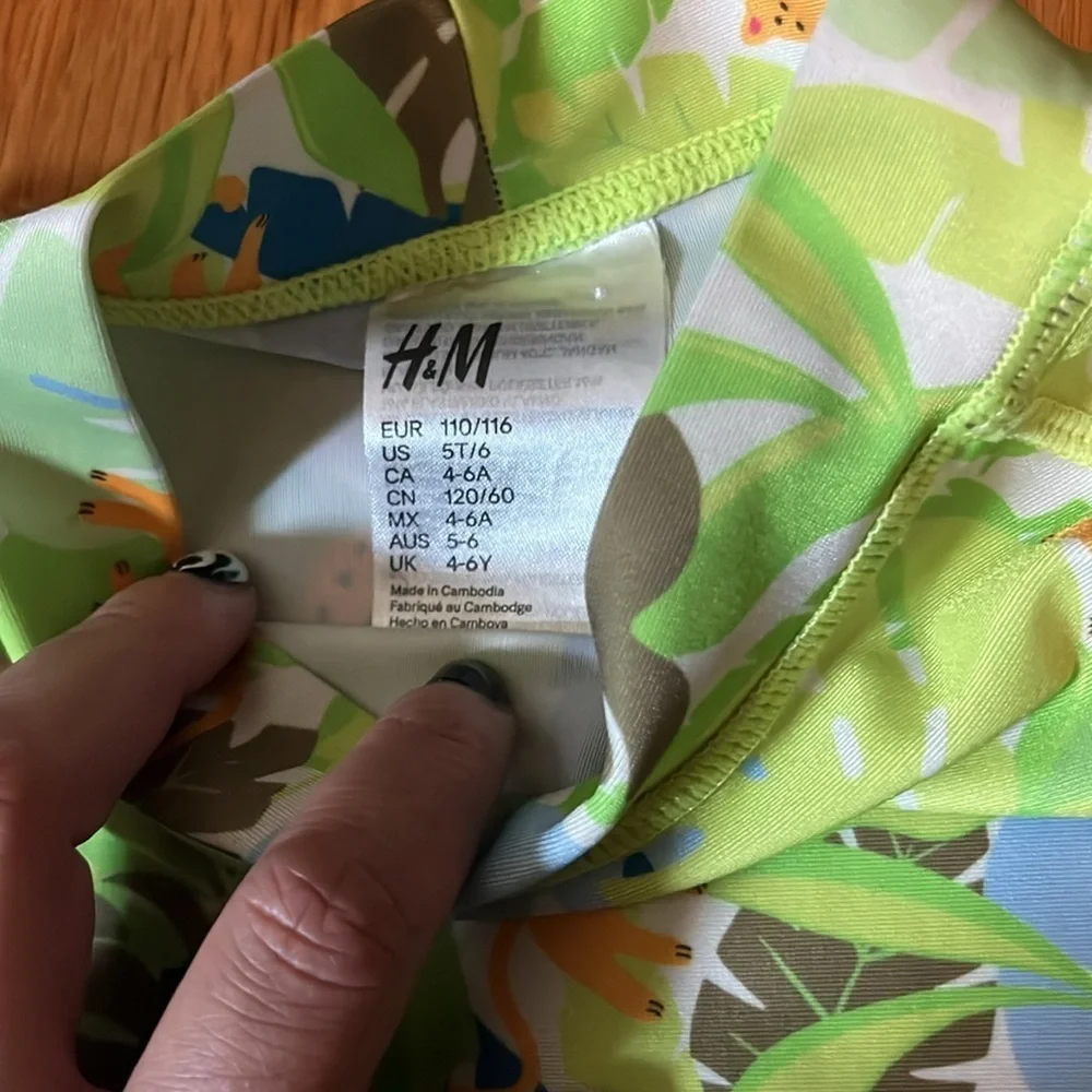 H&M swim bundle shorts and rash guard EUC 4-6 years 5T.